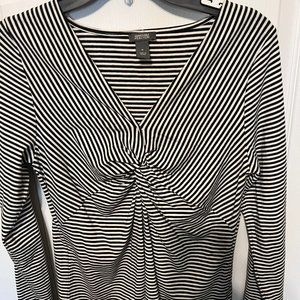 Kenneth Cole Reaction-Med black & white pin striped long sleeve comfortable top